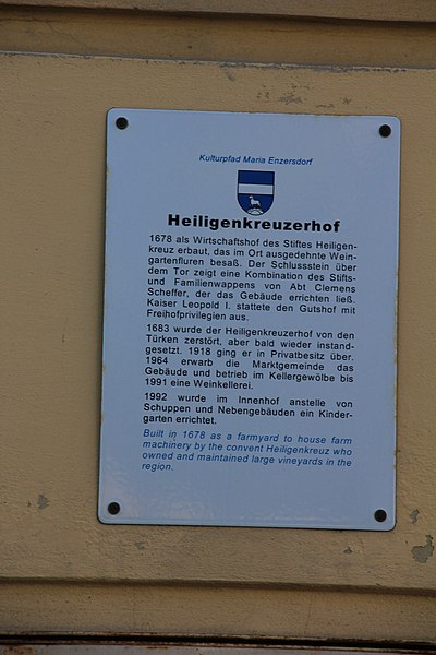 File:MaEnzersdorf-Heiligenkreuzerhof 2789.JPG