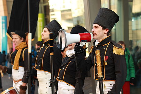 Français : Tambour-Major et sa troupe animant la manifestation NoCulture? pour la défense des droits des artistes à Bruxelles, Belgique, le 13 décembre 2013.