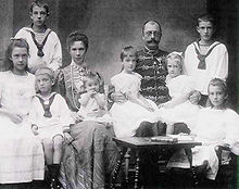 Hubert Salvator (right) with his parents and siblings (in 1905) Marievalaustria12.jpg