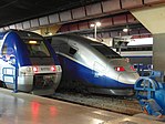 Pociąg dużych prędkości TGV oraz pociąg regionalny TER Provence-Alpes-Côte d'Azur na dworcu Gare de Marseille-Saint-Charles