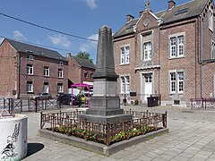 Monument aux morts et place de l'église.
