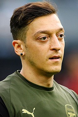 Mesut Özil at Baku before 2019 UEFA Europe League Final (2).jpg