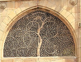 Một tấm màn che bằng đá cẩm thạch bên ngoài Thánh đường Hồi giáo Sidi Saiyyed