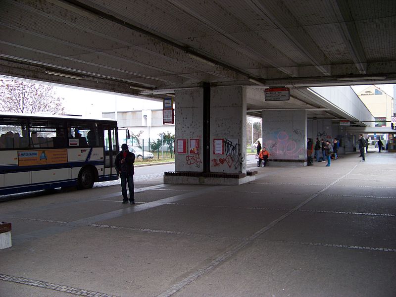 File:Nádraží Holešovice, terminál DP, nástupní zastávky.jpg