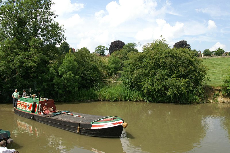 File:Narrowboat - Vesta (3701133696).jpg