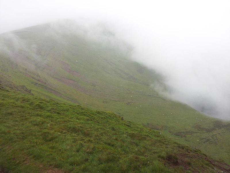 File:Nebel erreicht den Kamm unterhalb des Corn Du.jpg