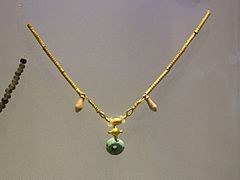 Necklace, gold, nephrite, Fourni, 1800-1700 BC, AMH, 144873.jpg