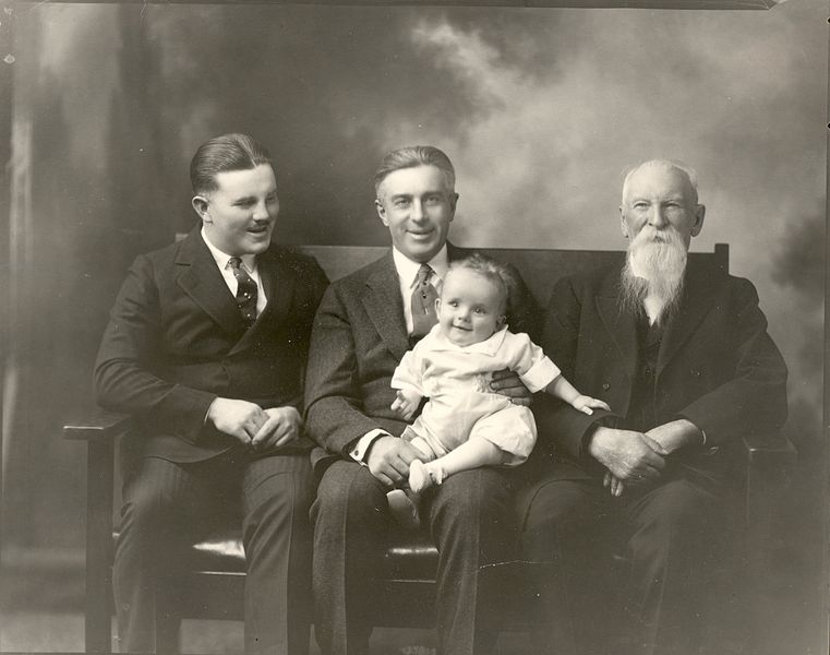 File:NelsonStoryFamily-1922.jpg