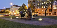 Stefan Milkov (sochař) a Jiří Trojan (architekt): Pomník Nikoly Tesly v Praze 6 - Dejvicích, ulice Nikoly Tesly. Odhaleno 4. září 2014