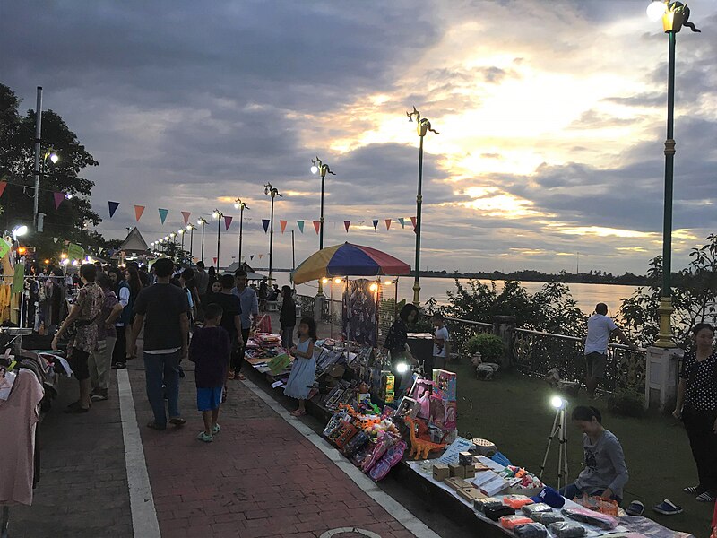 File:Nong Khai Saturday Night Market 2.jpg