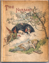 『子供部屋のアリス』表紙。絵はエミリー・ガートルード・トムソンの手になるもので、草むらで眠るアリスと不思議な世界の者たちを一つの画面に収めてカラフルに描いている。