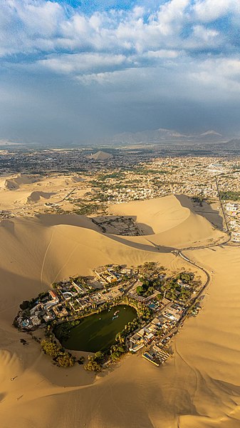 File:Oasis Huacachina Perú - camilogaleano(.)com.jpg