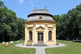 Бароков градински павилион в ловна звезда и принадлежаща към дворцовия комплекс Зибенбрун, Австрия