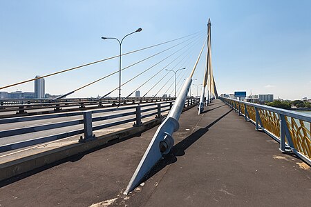 ไฟล์:On_the_Rama_VIII_Bridge.jpg