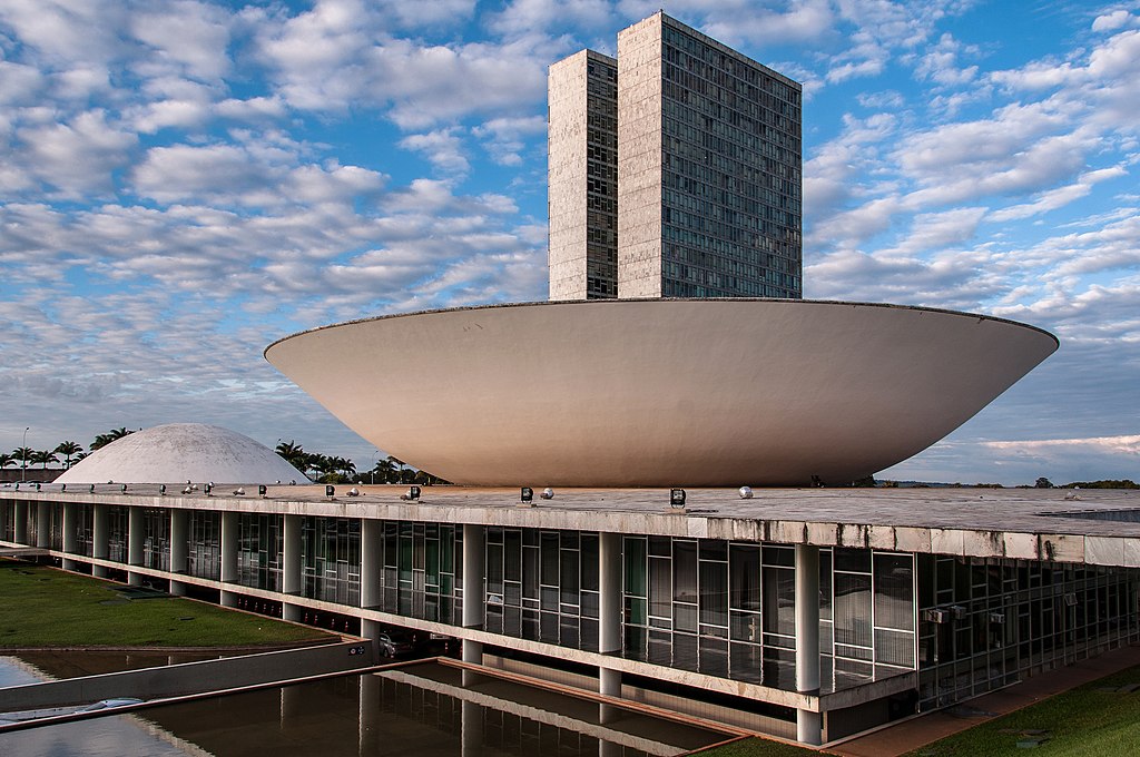 Brasília: Blick ostwärts auf das Kongressgebäude (Congresso Nacional, auch Palácio Nereu Ramos): Links die Kuppel des Senats; rechts die Schale des Parlaments. Im Hintergrund das Zweischeibenhochaus mit den Abgeordnetenbüros