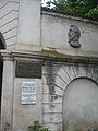 Placă memorială amplasată pe zidul porţii