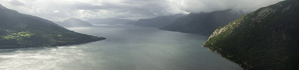 Hardangerfjord en Hordaland, Norvegio