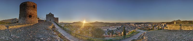 File:Panorama de La Garde depuis la chapelle au matin.jpg