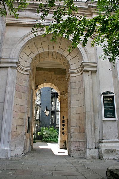 File:Pathway through the St Magnus-the-Martyr church.jpg
