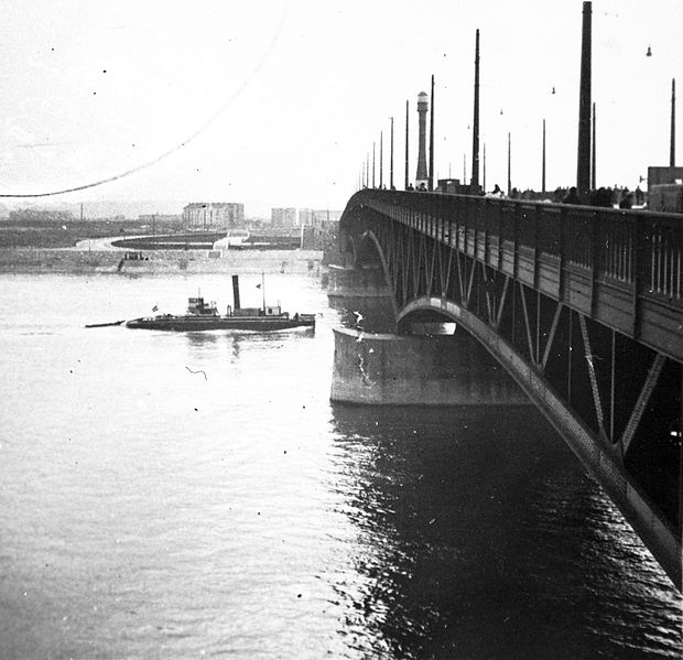 File:Petőfi (Horthy Miklós) híd, Pestről Buda felé nézve. Fortepan 12108.jpg