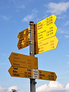 Les panneaux indicateurs jaunes indiquent les directions et les temps de marche sans pause.