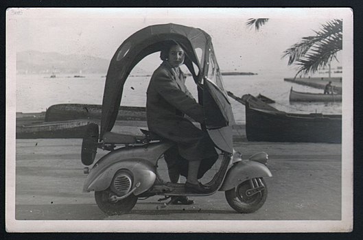 Vespa sa krovom (1948)