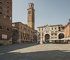 Piazza dei Signori, vlevo Palazzo del Comune