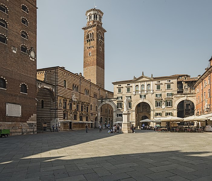 File:Piazza dei Signori (Verona).jpg