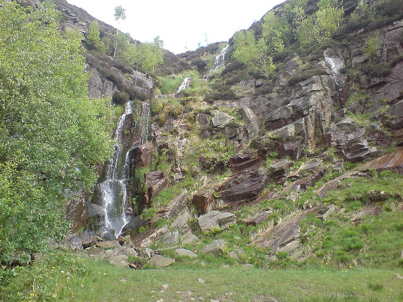 File:Pingot Quarry Waterfall May 2009.jpg