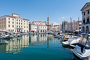 Deutsch: Vom Hafen in Piran sieht man die Kirche des hl. Georg mit dem Batisterium. English: The church of St. George and it´s baptistery seen from the harbour of Piran.