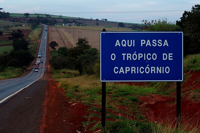 File:Placa aqui passa tropico capricornio REFON.jpg