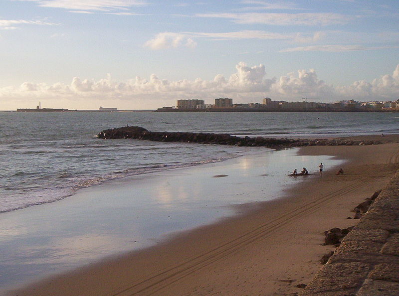 File:Playa de la Victoria-Espigón.jpg