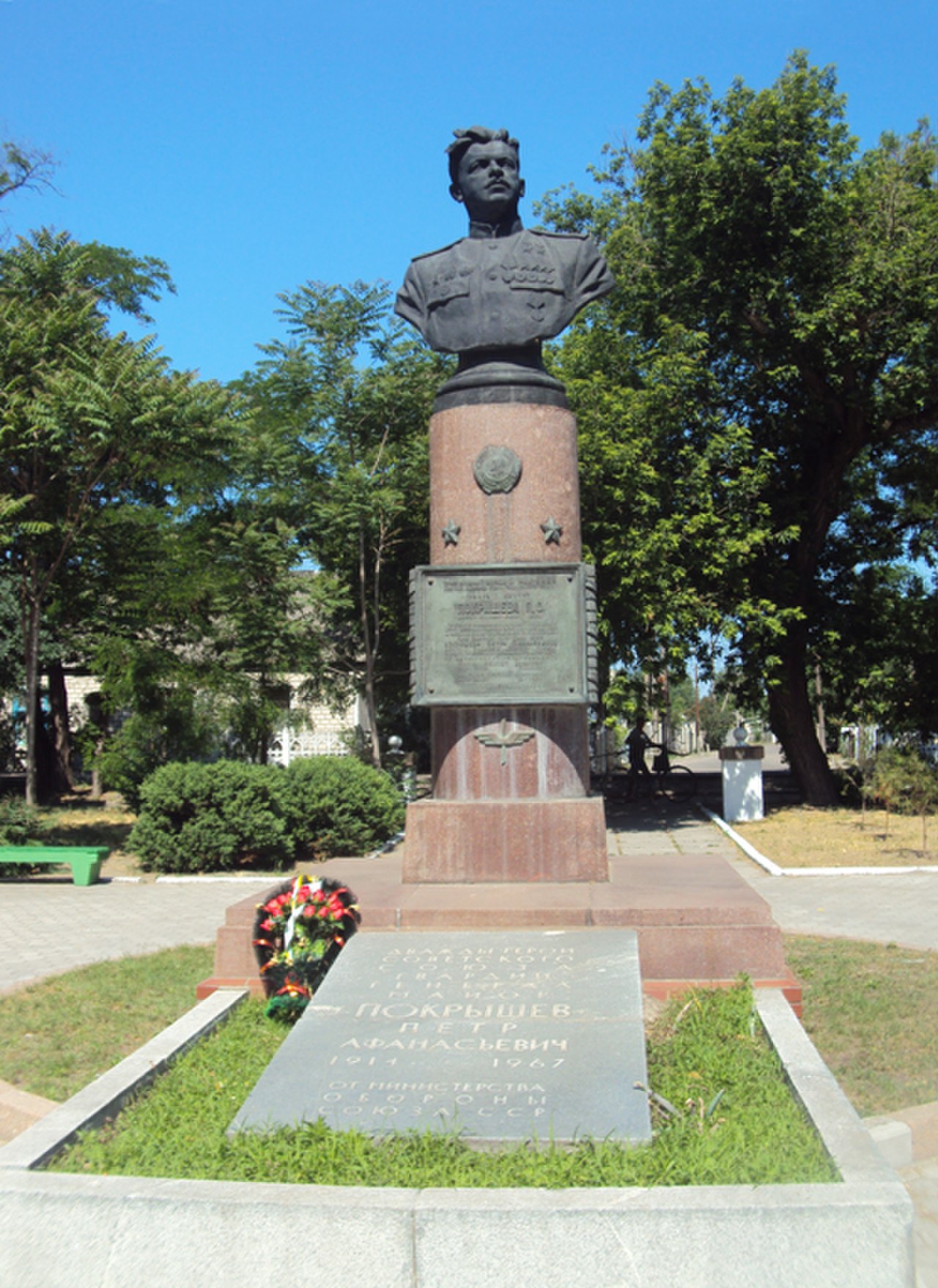 Покрышев, памятник Томский