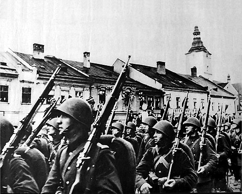 Polish infantry marching 1939.jpg