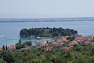 Preko látképe a kis Galovac-szigettel.
