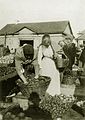 Prekyba vaisiais ir daržovėmis Halės turgaus prieigose, apie 1916 m.