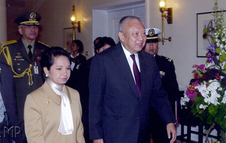 Tập_tin:President_Gloria_Macapagal-Arroyo_and_Chief_Executive_Tung_Chee-hwa_of_the_Hong_Kong_Special_Administrative_Region.jpg