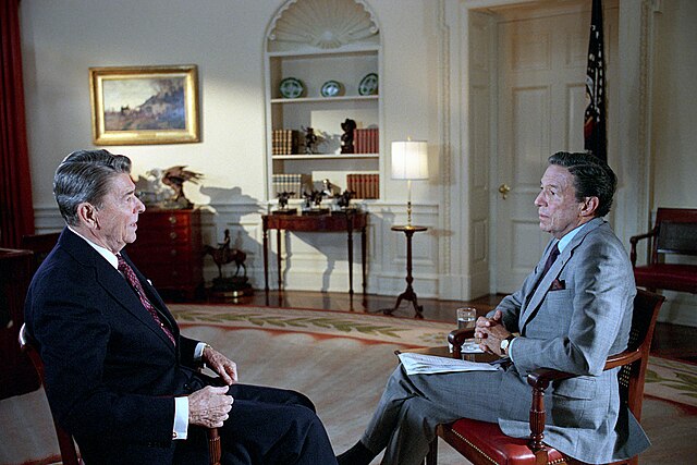 Wallace interviewing President Ronald Reagan in 1989