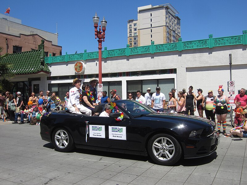 File:Pride parade, Portland, Oregon (2015) - 171.JPG