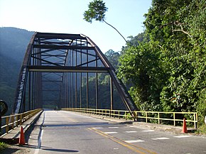 Eine Brücke über den Fluss Samaná, in dessen Canyon große Teile der Dreharbeiten stattfanden