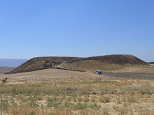 Çift, büyümüş bir höyüğün fotoğrafı