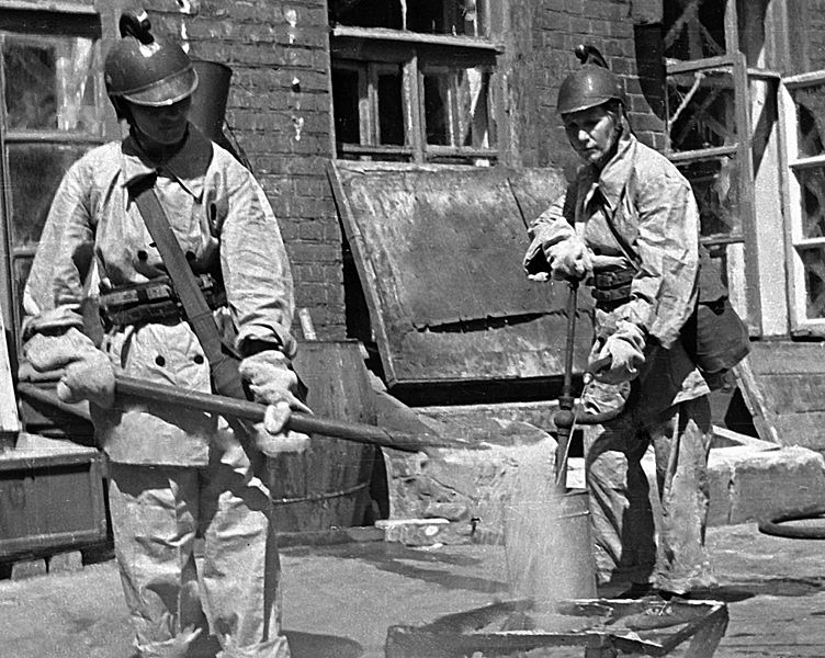 File:RIAN archive 42399 Combat duty team extinguishing German incendiary air bombs..jpg
