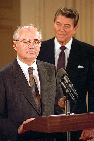 File:RIAN archive 635525 Mikhail Gorbachev and Ronald Reagan.jpg ...