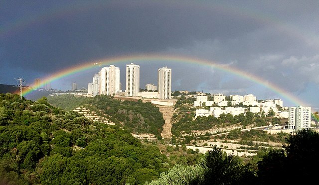 קשת בענן מעל שכונת רמות יצחק בעיר נשר, התמונה צולמה משכונת גבעת נשר לכיוון מערב. מתחת לשכונת רמות יצחק רואים את כביש 705 המוביל מכביש 752 לשדרות אבא חושי, שכונת דניה בחיפה ואוניברסיטת חיפה.