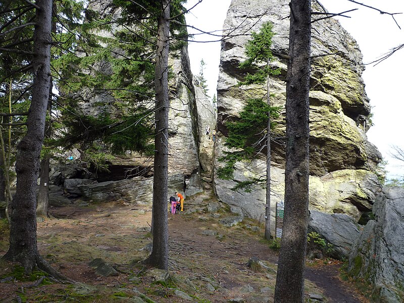 File:Rauchröhren Wanderweg.JPG