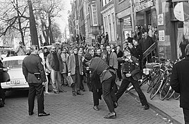 Rel op Prinsengracht, agenten ranselen jongen af, Bestanddeelnr 918-9355.jpg