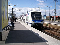 Un train VOHA arrivant à Noisy-le-Sec, pour la direction de Villiers-sur-Marne.