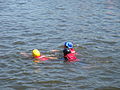 English: Towing of patient by two rescue swimmers Polski: Holowanie osłabionej osoby przez dwóch ratowników