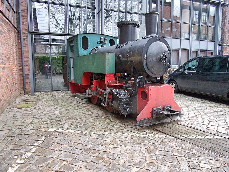 File:Restaurierte Dampflokomotive im Borselhof in Hamburg-Ottensen (2).jpg