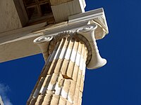 Відреставрована іонічна колона на вході в Афінський Акрополь.